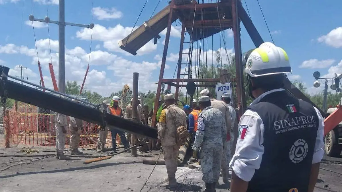 Ingresan rescatistas de la Sedena a pozo de carbón en Sabinas (1)